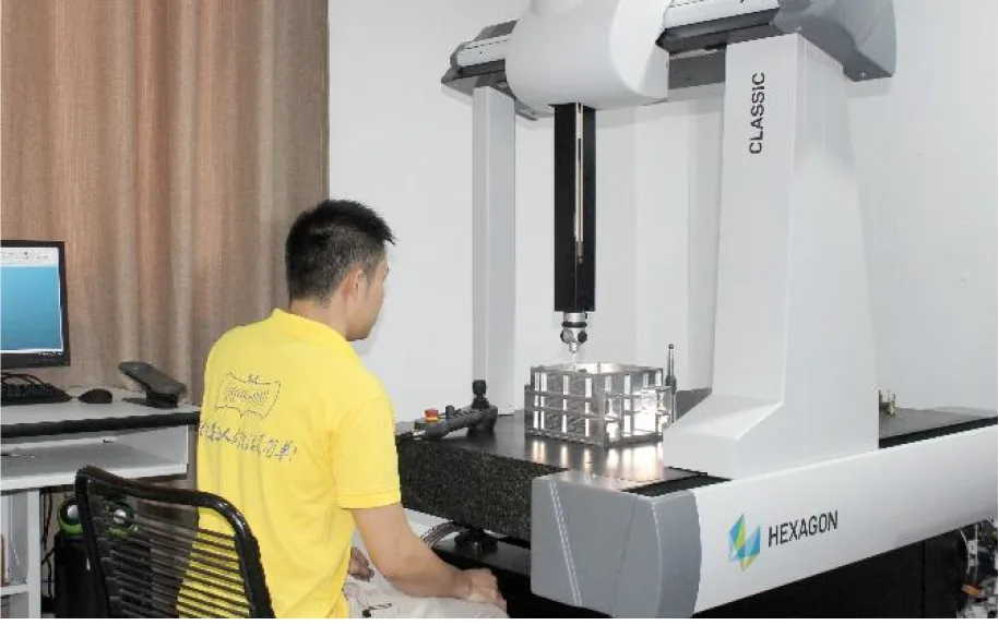 Automatic coordinate measuring machine for dimensional inspection
